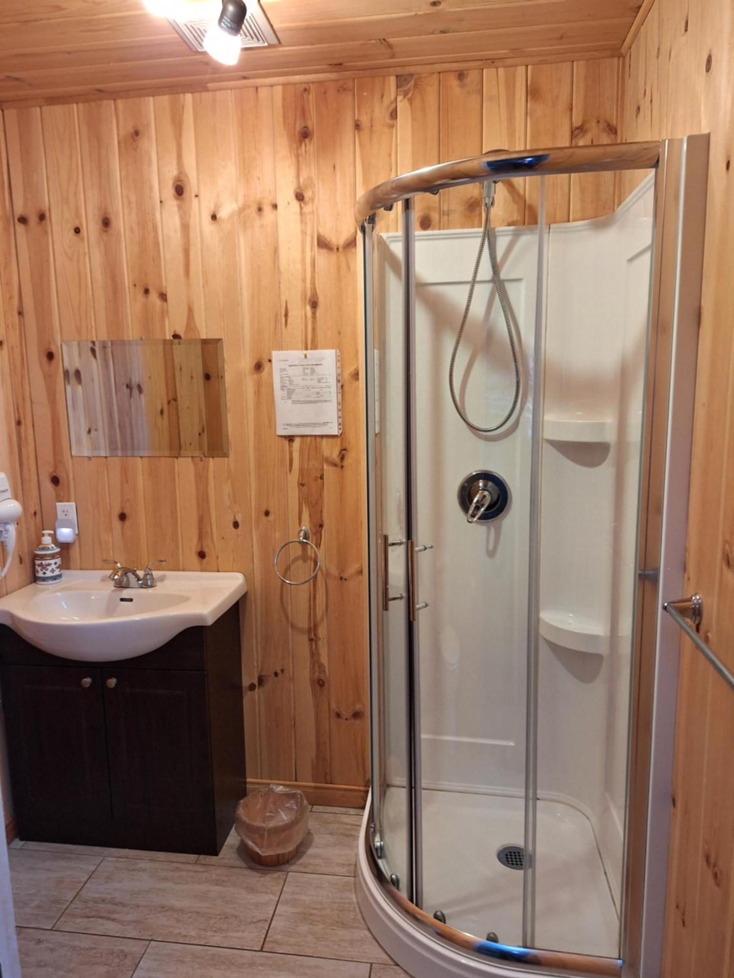 Auberge Le P'Tit Bonheur Saint-Laurent-de-l'ile d'Orleans ภายนอก รูปภาพ